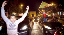فرحة الجزائريين في شارع "الشانزيليزي" في باريس بعد لقاء الجزائر كوريا الجنوبية